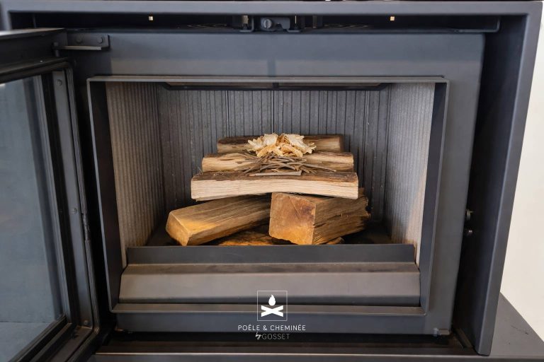 Allumage d’un poêle à bois : la technique du feu inversé